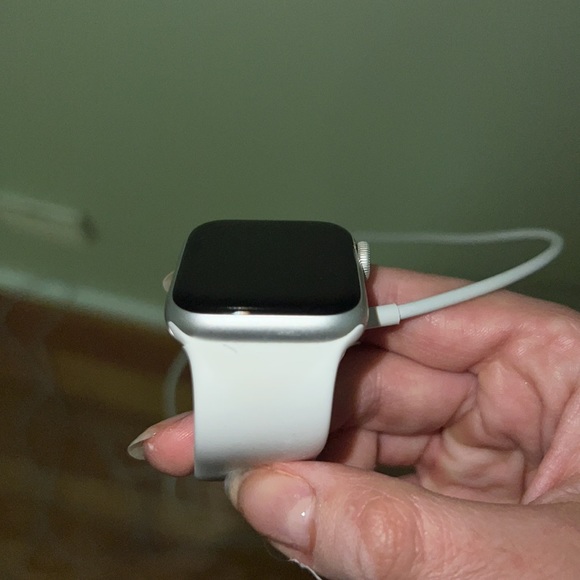 Apple Watch with two chargers included - Picture 4 of 6